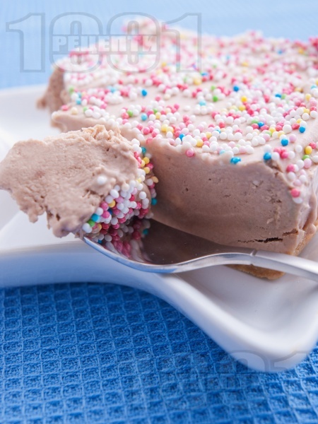Домашна сладоледена торта с какао, обикновени бисквити, крема сирене и течна сметана - снимка на рецептата